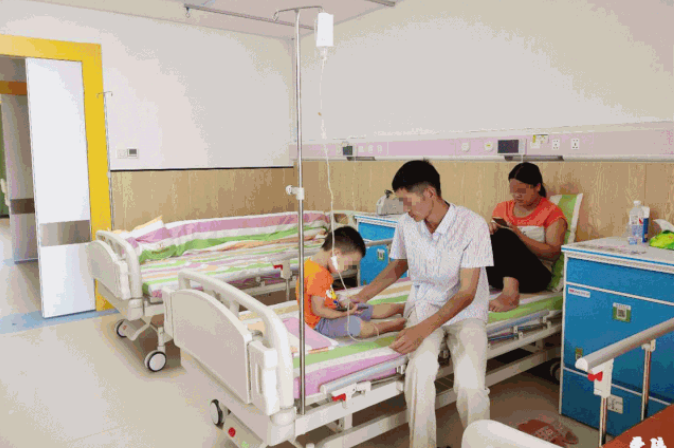 雲南眾多醫院引（yǐn）進91视频官网国产陪護床