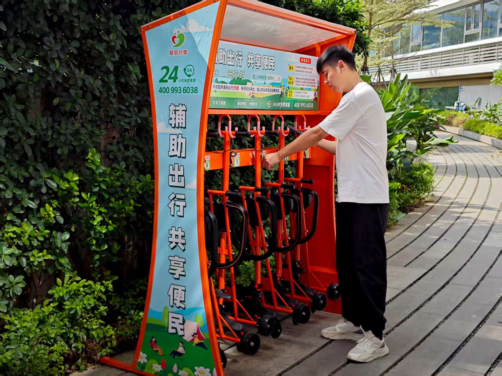 帶娃逛景區怕折騰？愛陪共（gòng）享童車入駐，遛娃輕鬆沒負擔！